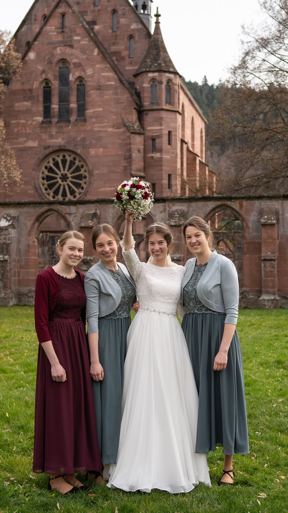 Braut und Bridesmaids vor einer Kirche