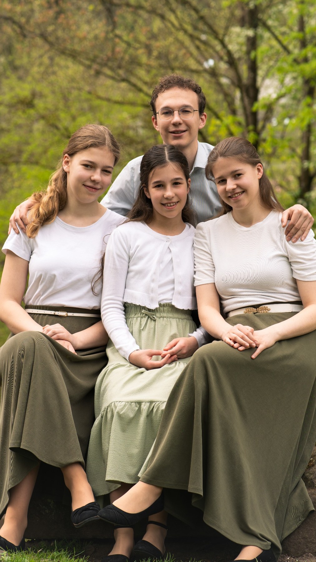 Natürliches Familienportrait im Grünen