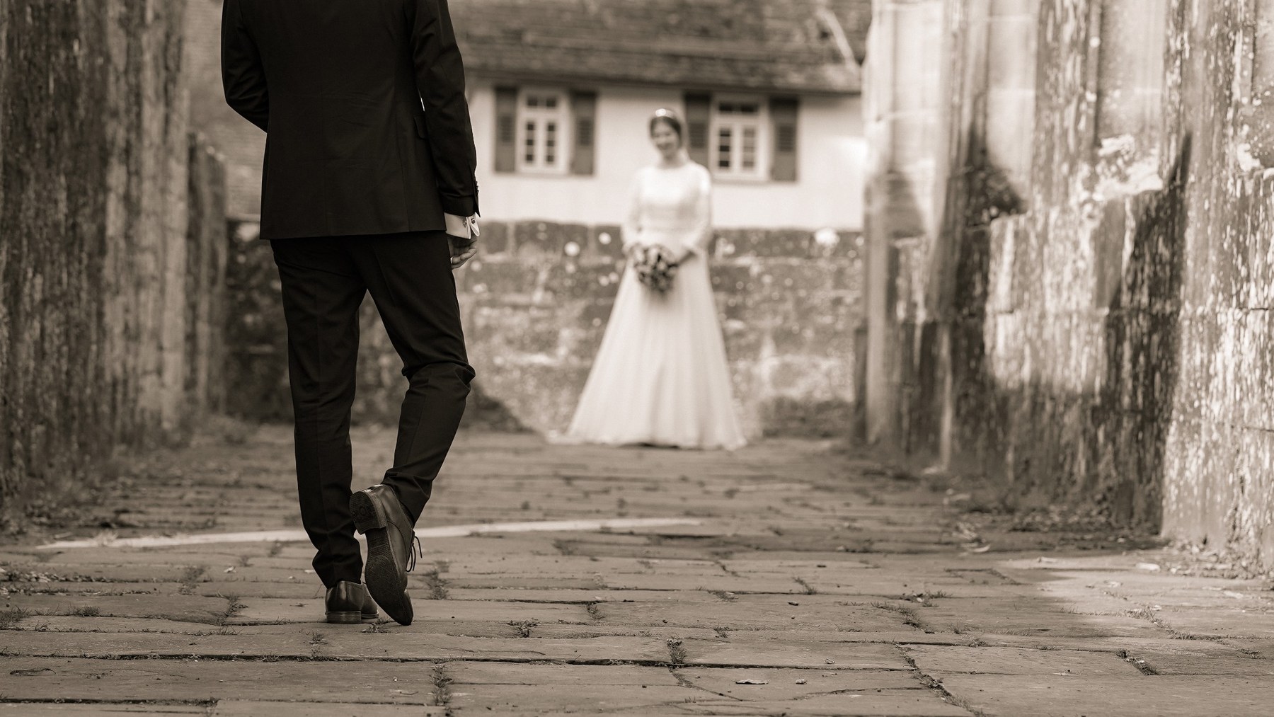 Künstlerisches Schwarz-Weiß-Hochzeitsfoto